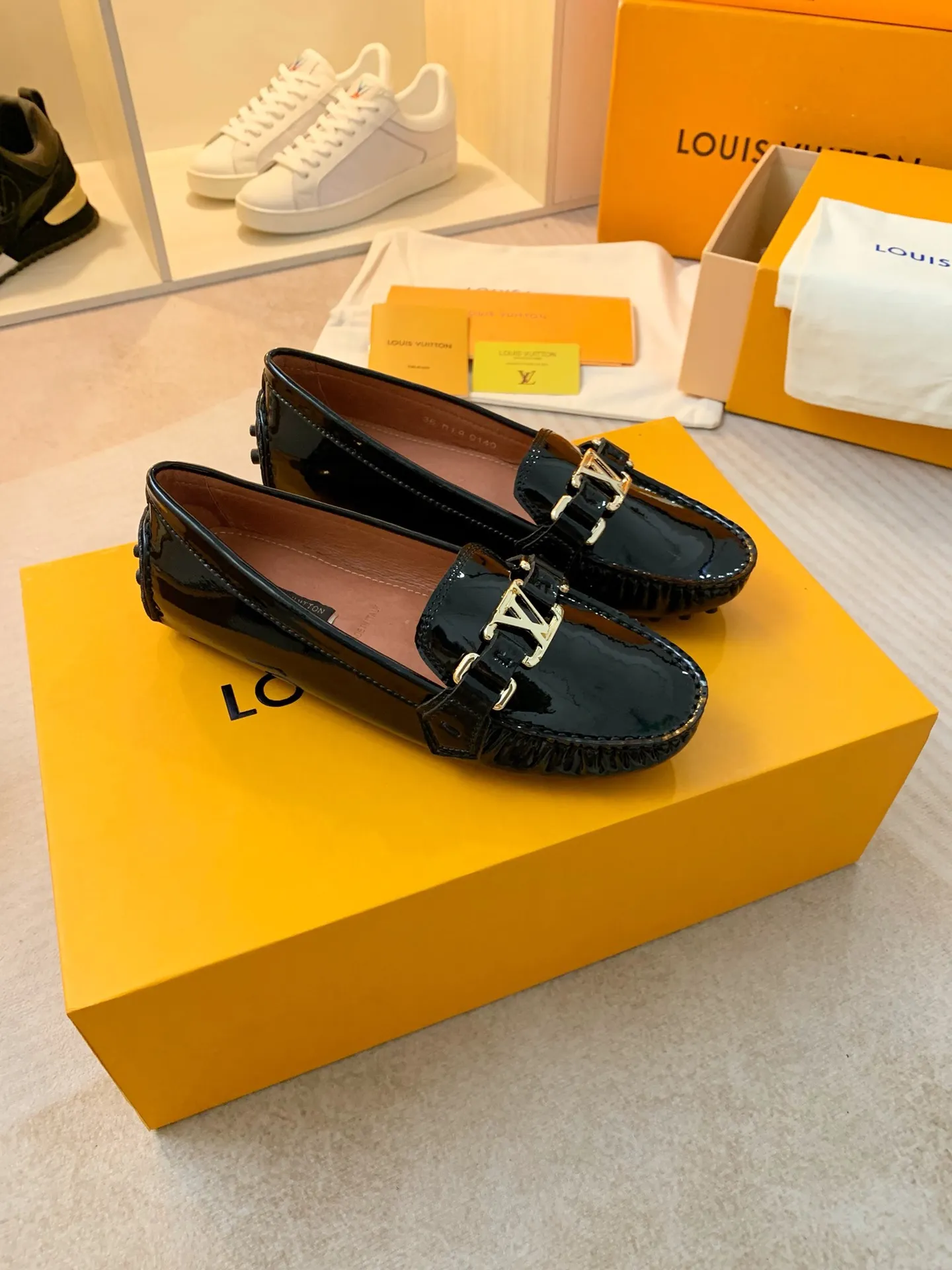 p460💰Couple model❤️🇫🇷 𝙇𝙤𝙪𝙞𝙨 𝙑𝙪𝙞𝙩𝙩𝙤𝙣 🇫🇷Louis Vuitton 2023 Classic𝓛𝓿 𝓣𝓻𝓪𝓲𝓷𝓮𝓻 Sports Series ➪➪➪¯ [Arizona Doudou Shoes Series] ▪️▪️▪️Arizona slip-on shoes are made of Monogram Eclipse canvas. Its hand-painted and dyed edges and hand-sewn uppers fully demonstrate Louis Vuitton's traditional shoemaking craftsmanship. This slip-on shoe is very lightweight. The integrated tongue and upper make it particularly comfortable and flexible. The soft outsole is equipped with rubber padding. Decorated with matching sash. Detailed features: ☑️Monogram Eclipse canvas ☑️Black Eclipse pattern ☑️Hand-painted shoe edges ☑️Hand-sewn uppers (each pair takes time to process) ☑️Integrated tongue and upper construction ☑️Outsole equipped with rubber lining ☑️size: 35_46